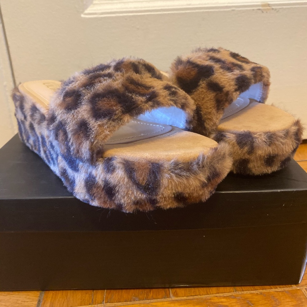 Platform leopard print furry sandal